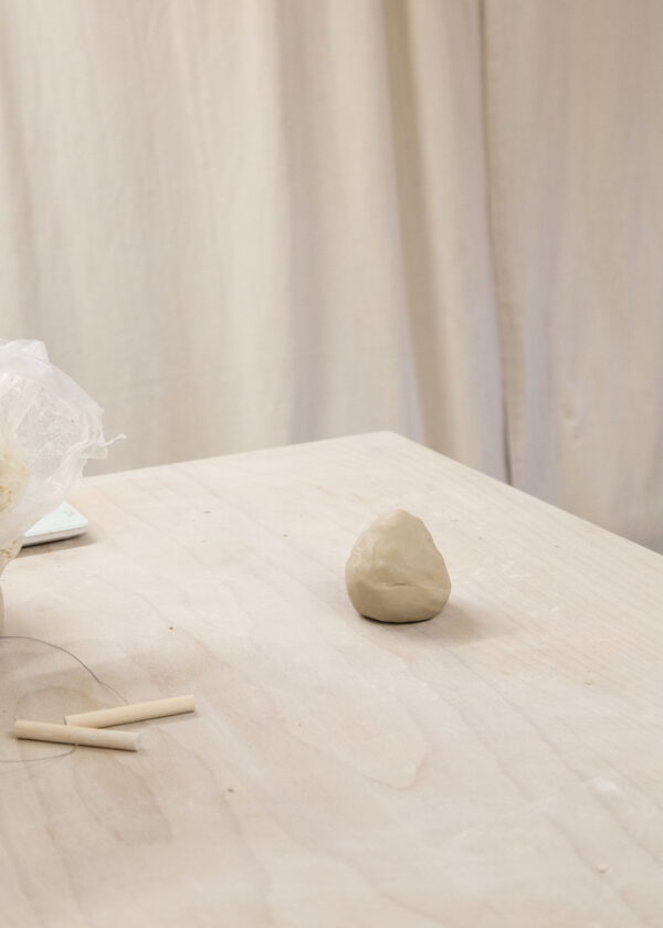 Töpfern in Aalen – Teilnehmer drehen Keramik an der Drehscheibe