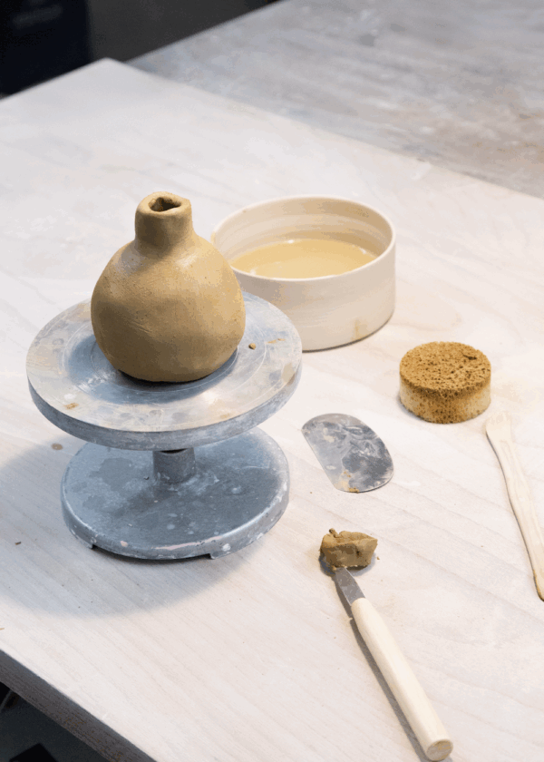 Offene Werkstatt Werktisch Aufbaukeramik und Bemalen